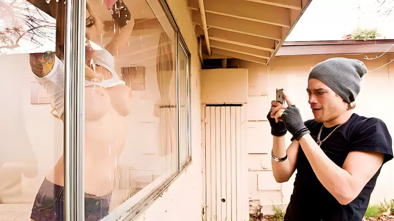 Peeping Tom Peeping Mom